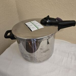 The Fagor 9.3 L (10-quart) Duo Stainless Steel Pressure Cooker Unused